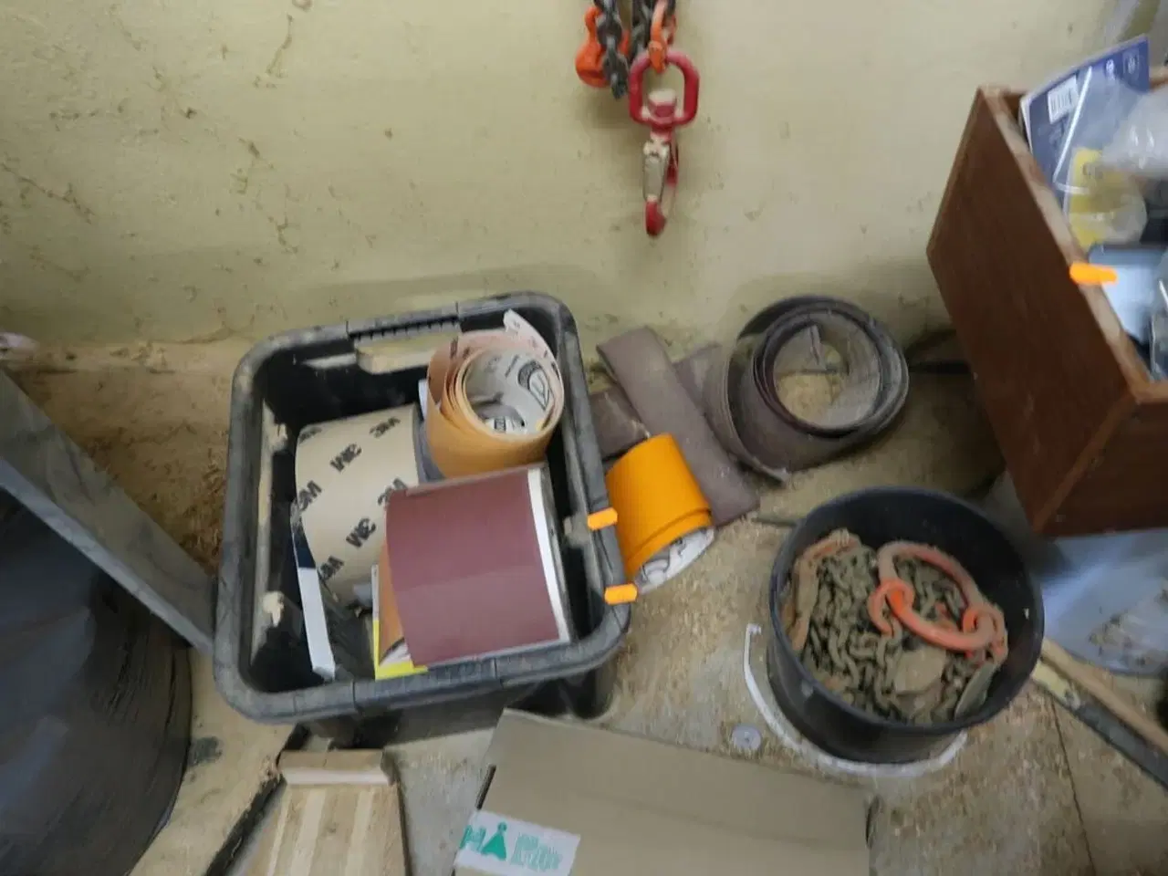 Billede 3 - Løftekrog, sandpapir m.m.