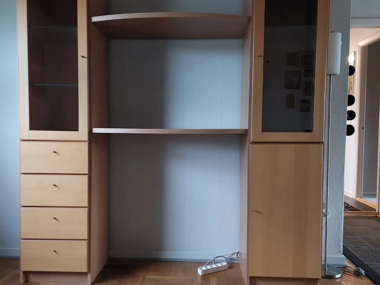 Billede 1 - reolsystem lys bøg, 2 sideskabe med plade imellem 