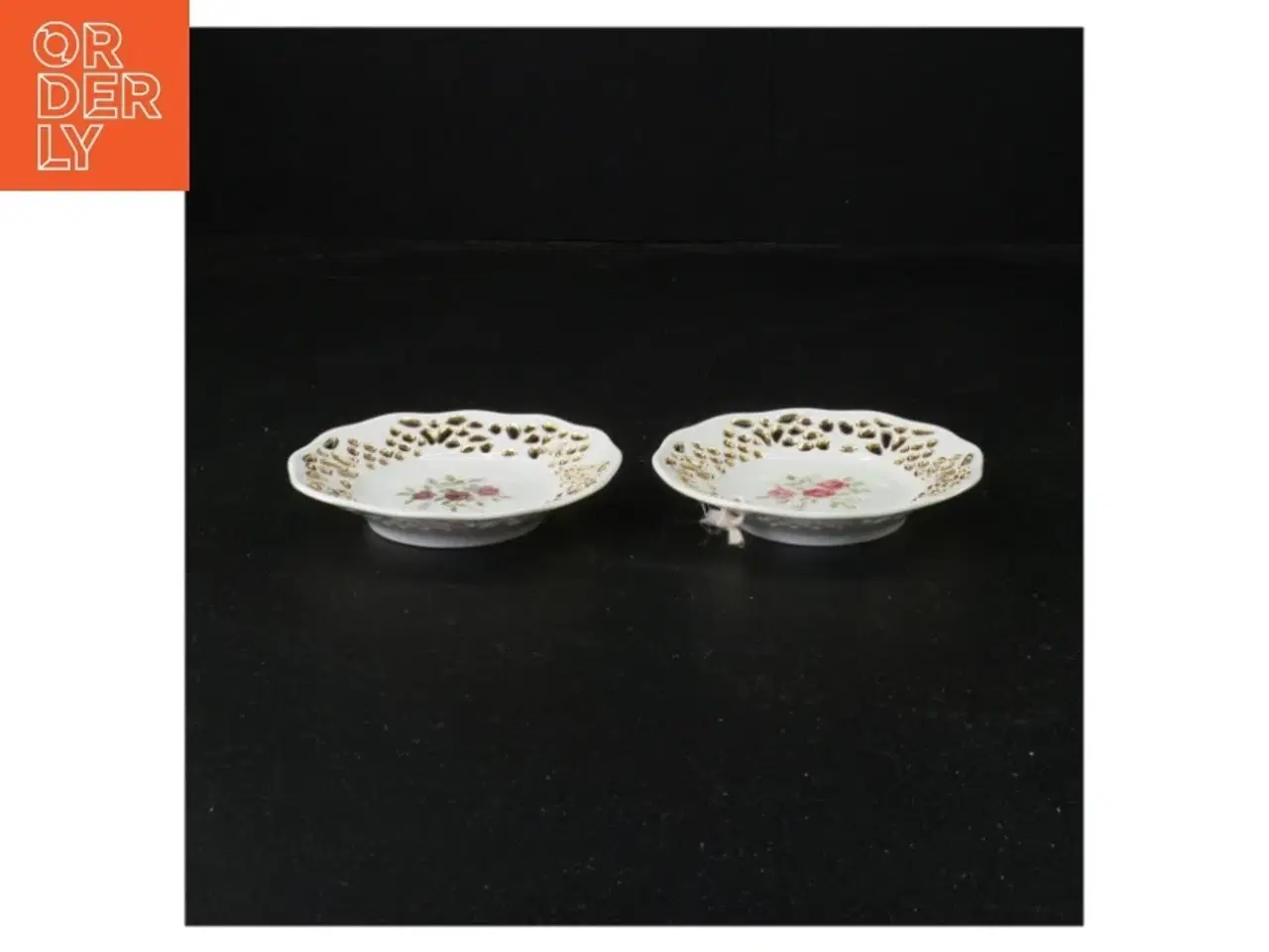 Billede 1 - Små tallerkener med blomstermotiv (str. 10 x 10 cm)