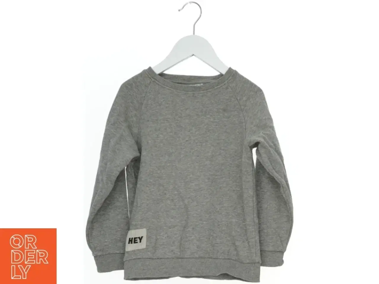 Billede 1 - Grå sweatshirt med &#39;HEY&#39; tryk fra Name It (str. 116)