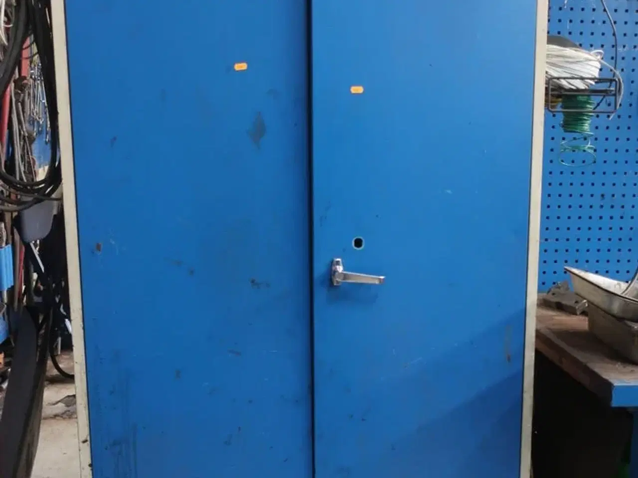 Billede 1 - Stålskab med indhold