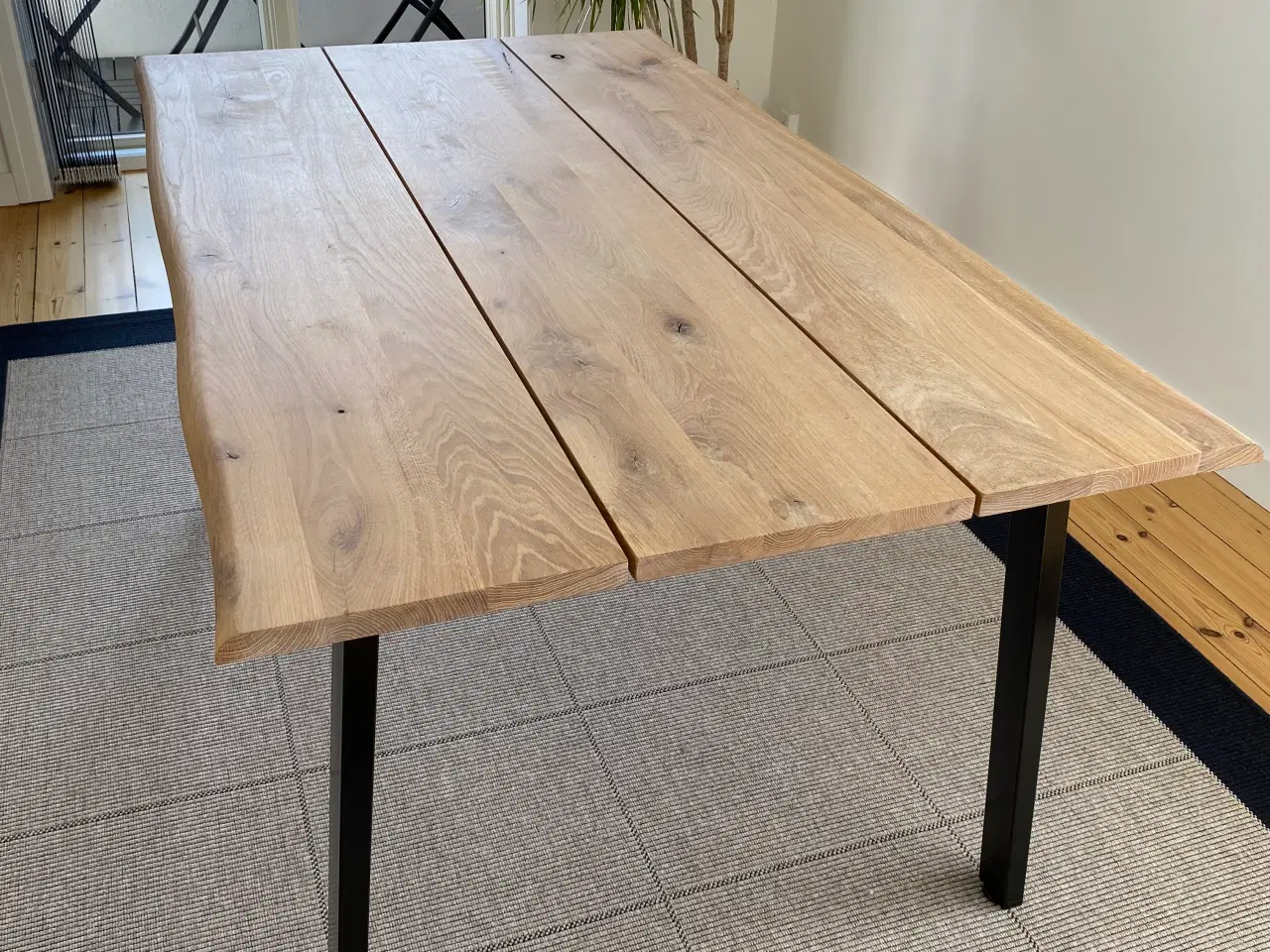 Billede 2 - TRUE spisebord i massiv olieret eg – smuk & robust