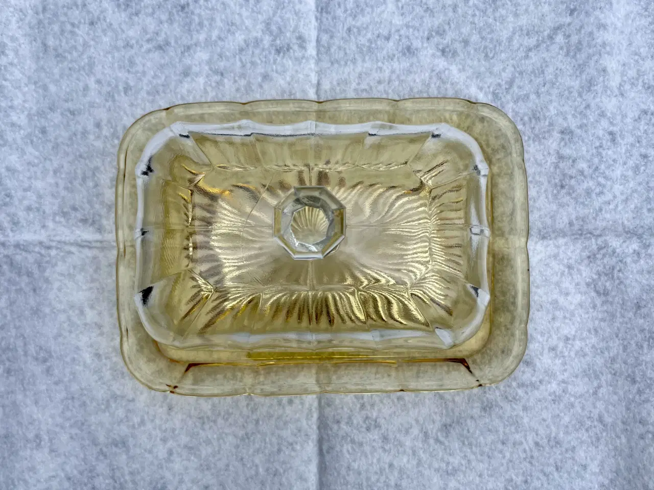 Billede 7 - Smuk vintage osteklokke / smørboks i glas. 