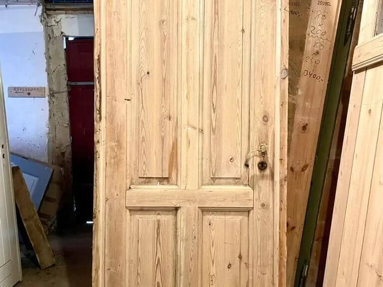 Billede 2 - Afsyret, klassisk Dannebrogsdør m. karm