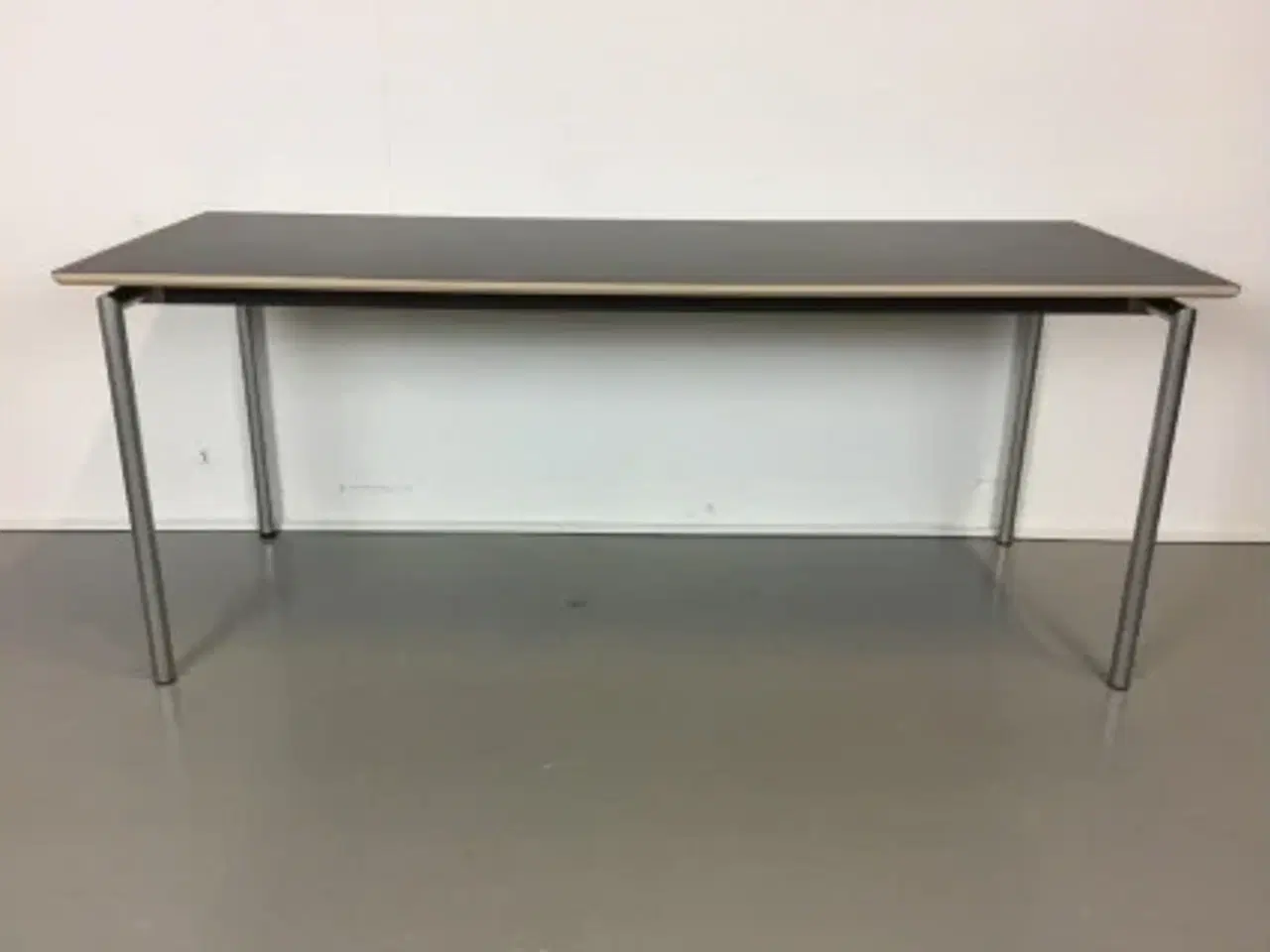 Billede 3 - Møde bord med sort plade med træ kant. 180x70 cm