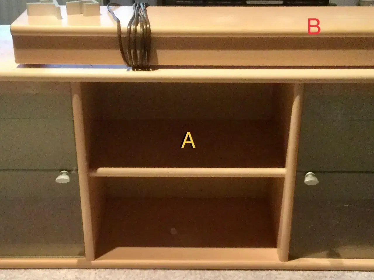 Billede 1 - Skabe og hylde i bøg