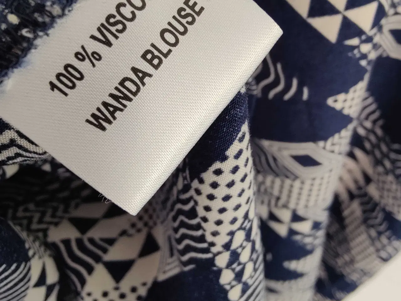 Billede 4 - Mønstret viskose bluse