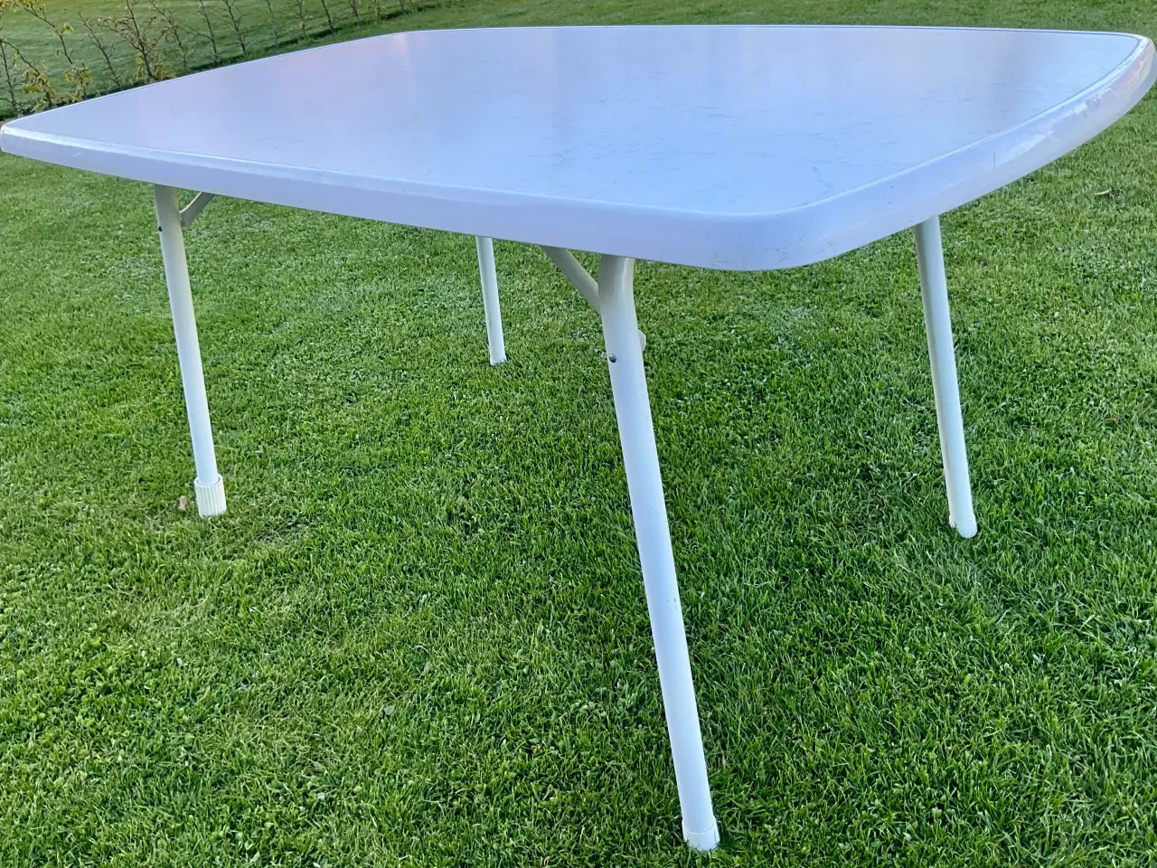 Billede 1 - Stabilt plastbord med metalstel