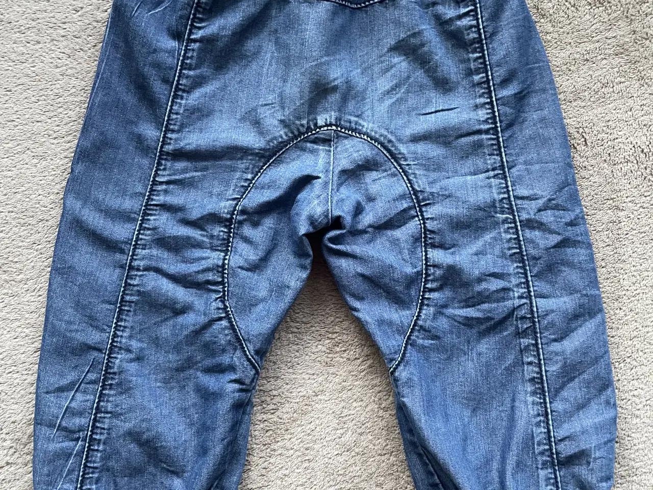 Billede 2 - Fine bukser med stjerne knapper str 80