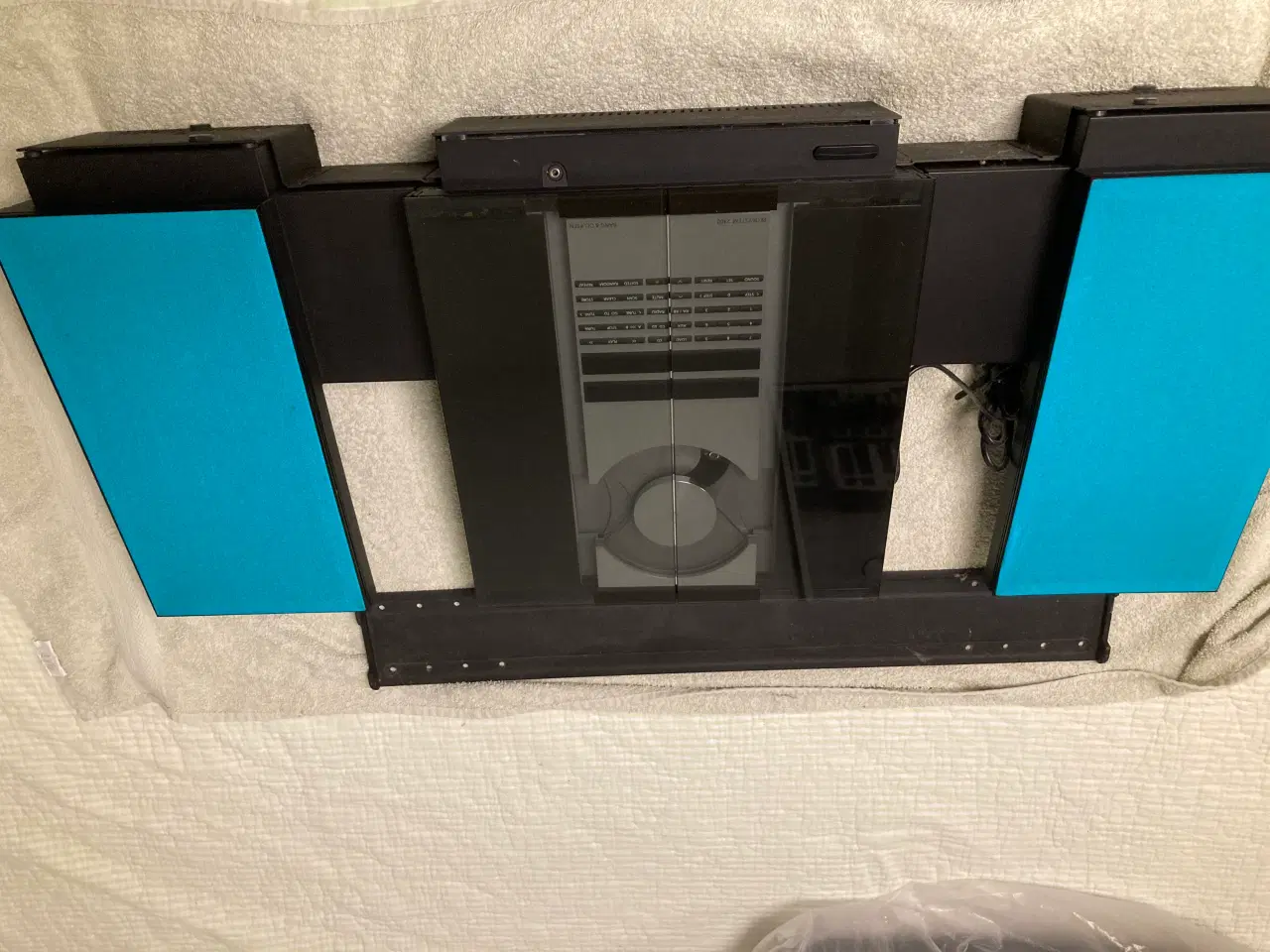 Billede 4 - BEOCENTER 2300 med aktive højtalere og vægbeslag