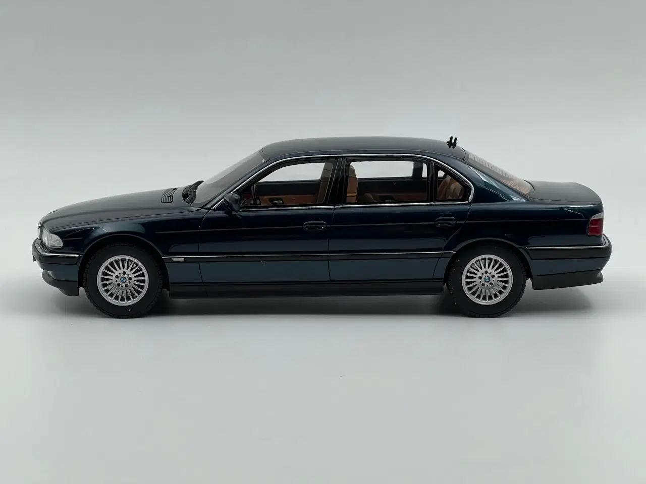 Billede 3 - 1995 BMW 750iL Limited Edition - 1:18