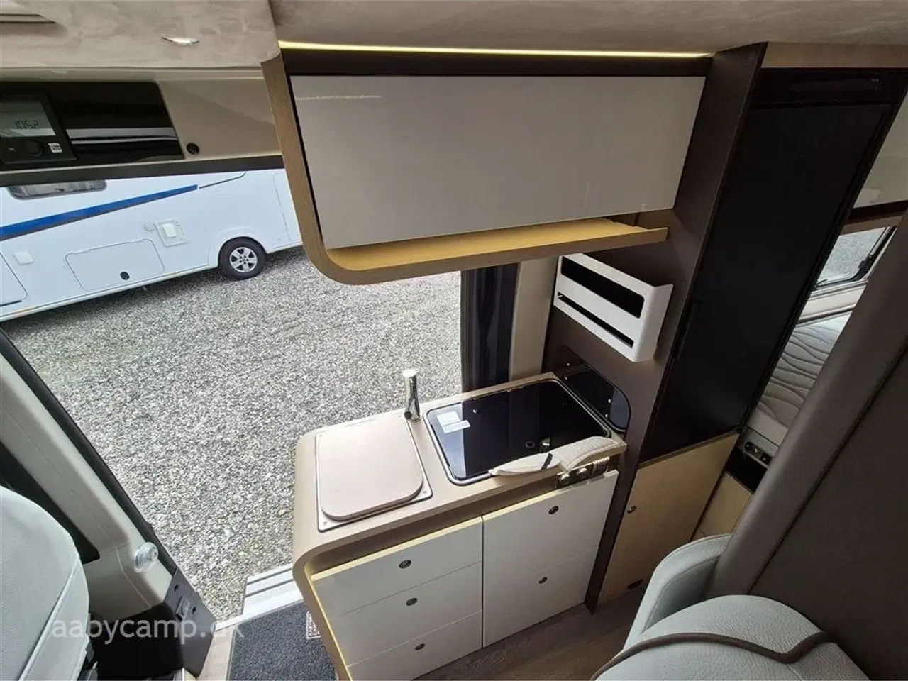 Billede 10 - 2024 - Autostar van V630G Design Edition   Luksus Van. Automatgear. lædersæder.  Alufælge, Batterier. solceller. markise. cykelstativ.  stor hæve/sænke seng i bagenden.  DER TAGES FORBEHOLD FOR ÆNDRINGER I KM. TAL!!