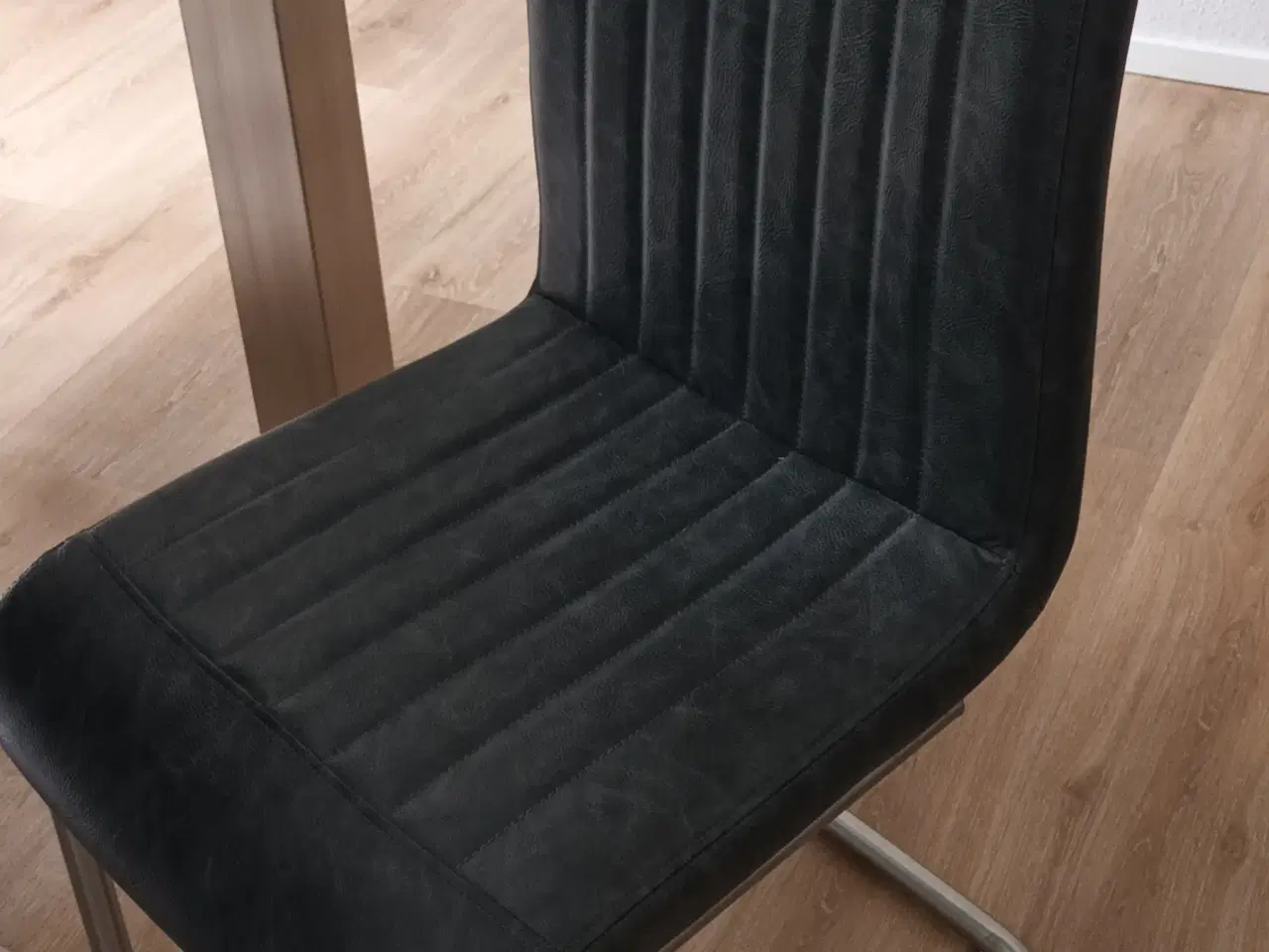 Billede 3 - Brugt stort Køkkenbord m 6 stole