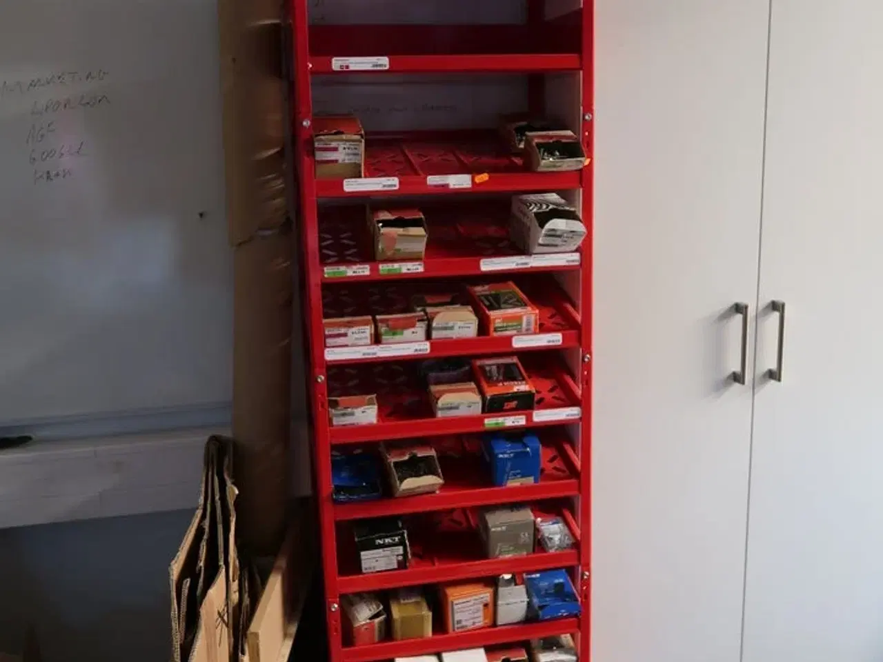 Billede 1 - Reol med div. Skruer m.m.