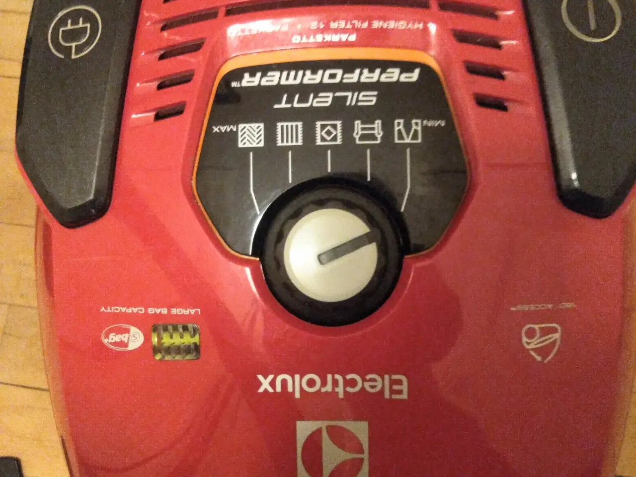 Billede 2 - Rød støvsuger næsten som ny