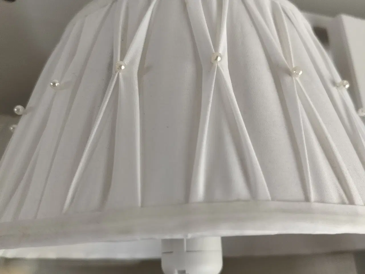 Billede 3 - Hvid lampe i fremragende stand, med ny - lampshade