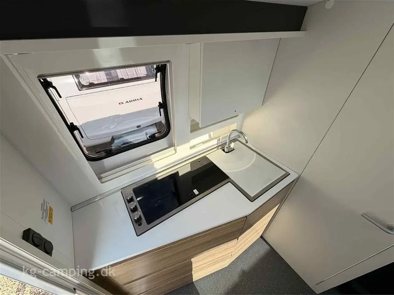 Billede 7 - 2024 - Adria Action 391 LH   Populær rejsevogn med telt og mover.