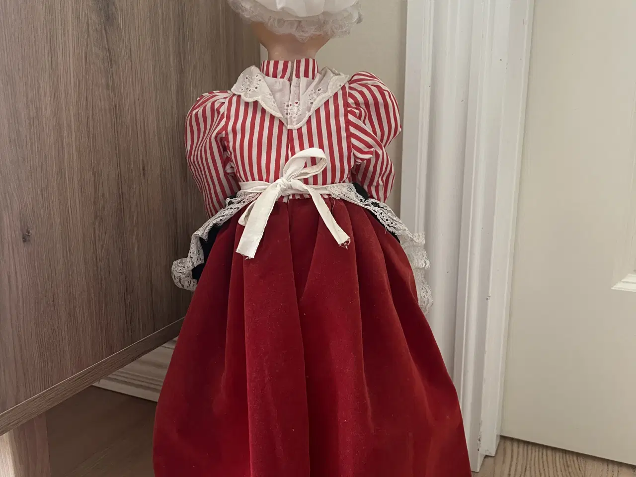 Billede 3 - Stor flot gammel mekanisk bagerjomfru figur