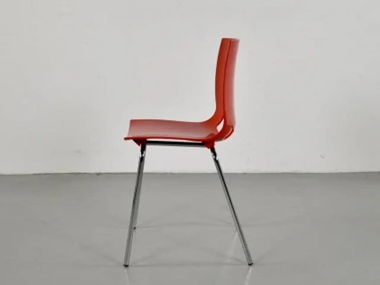 Billede 4 - Skalstol i rød plast med krom stel