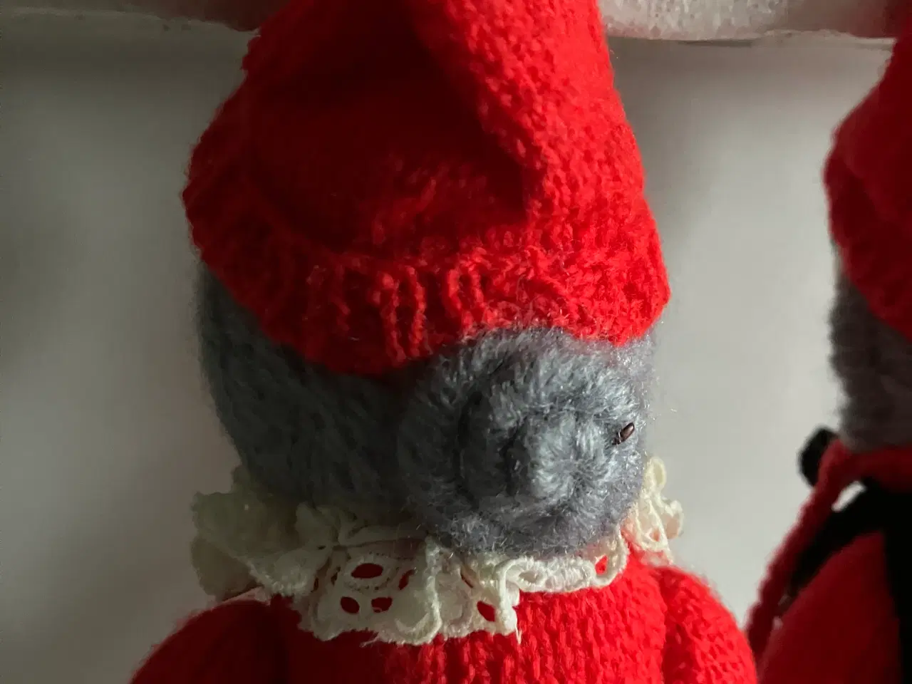 Billede 8 - Nissepar i strik med fine finesser og tilbehør.