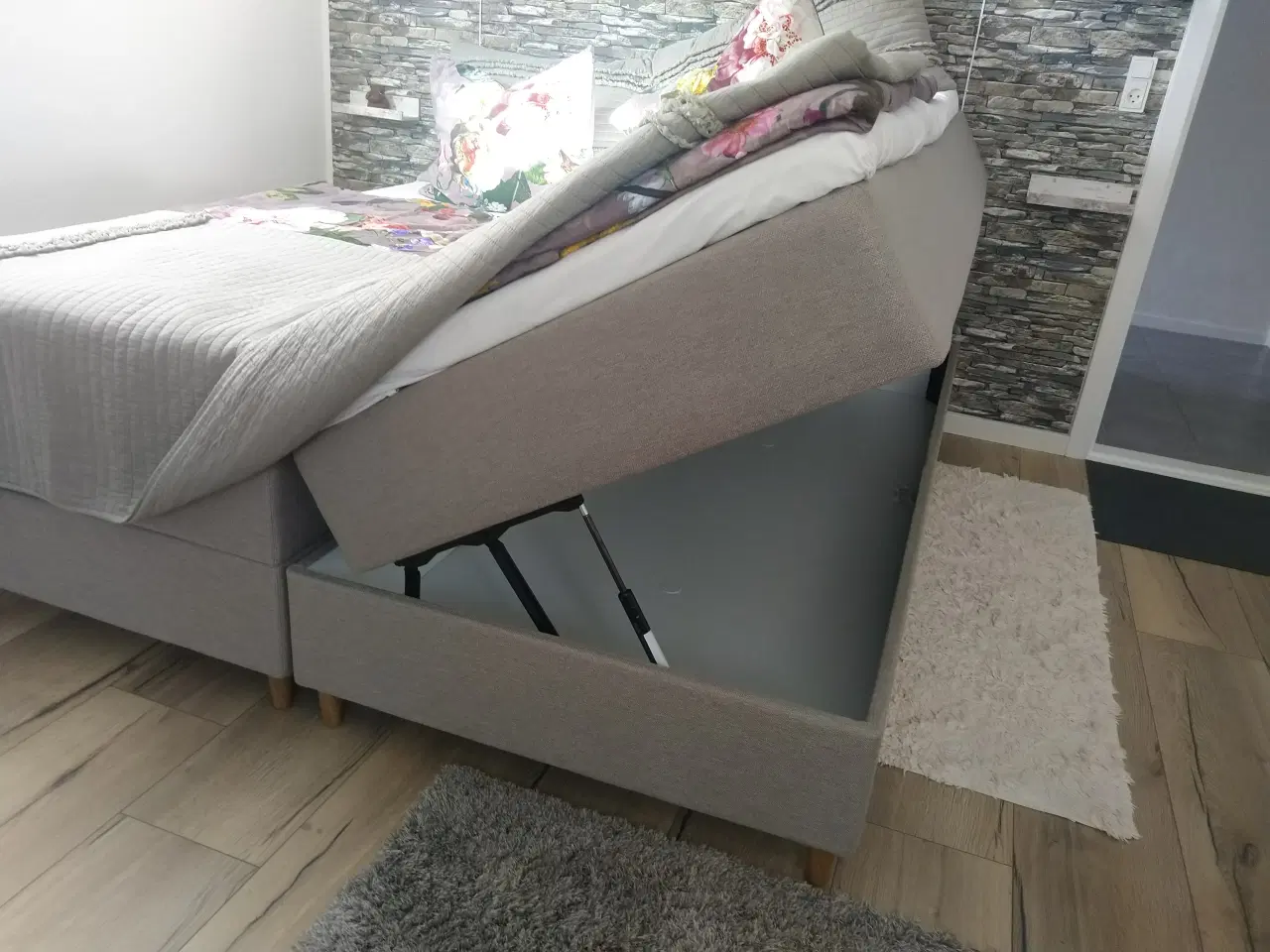 Billede 2 - 3 stk. Viva Lux SENGE m/magasin 90x210 - som nye!