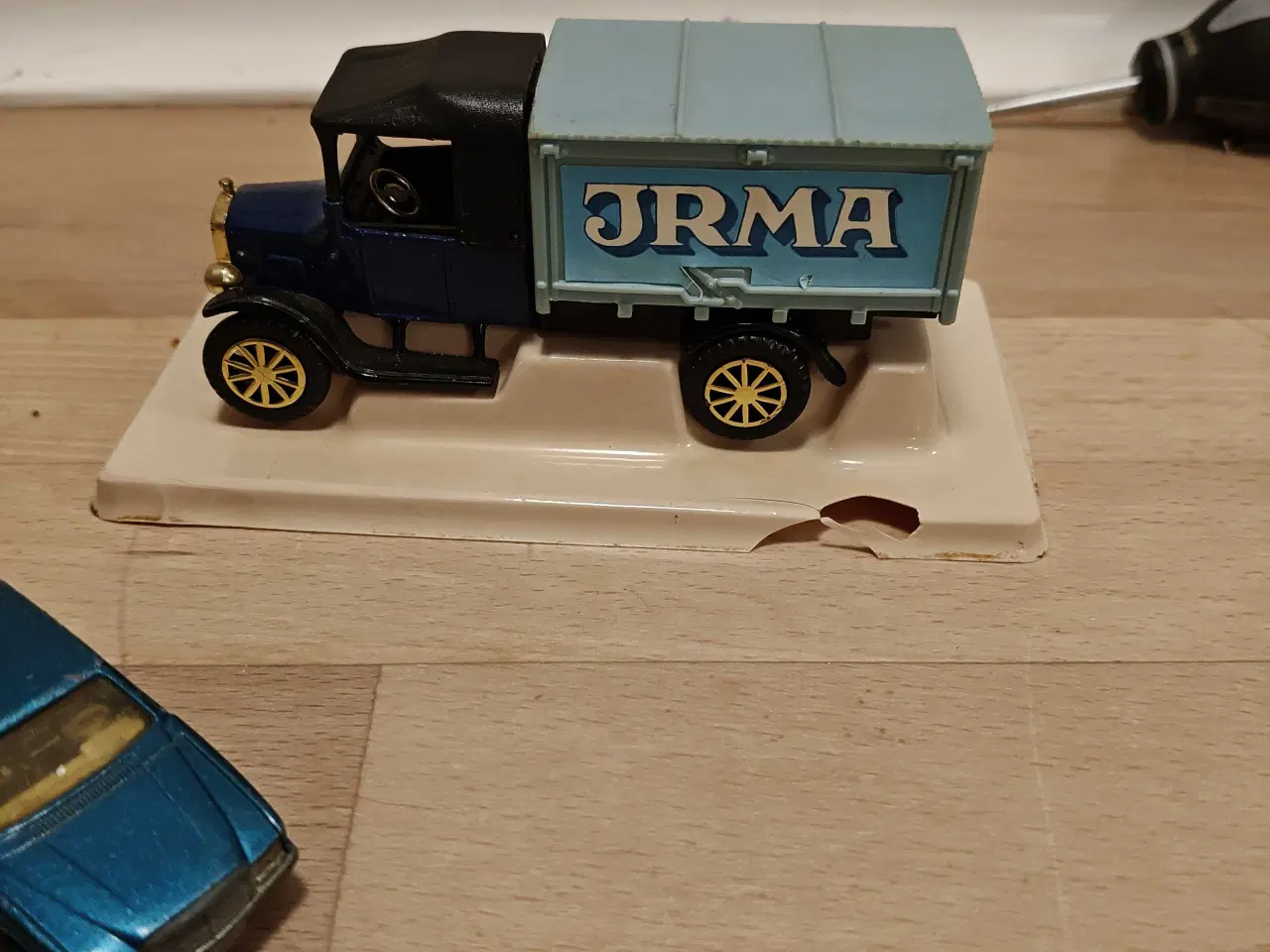 Billede 3 - Legetøjsbiler og flyver