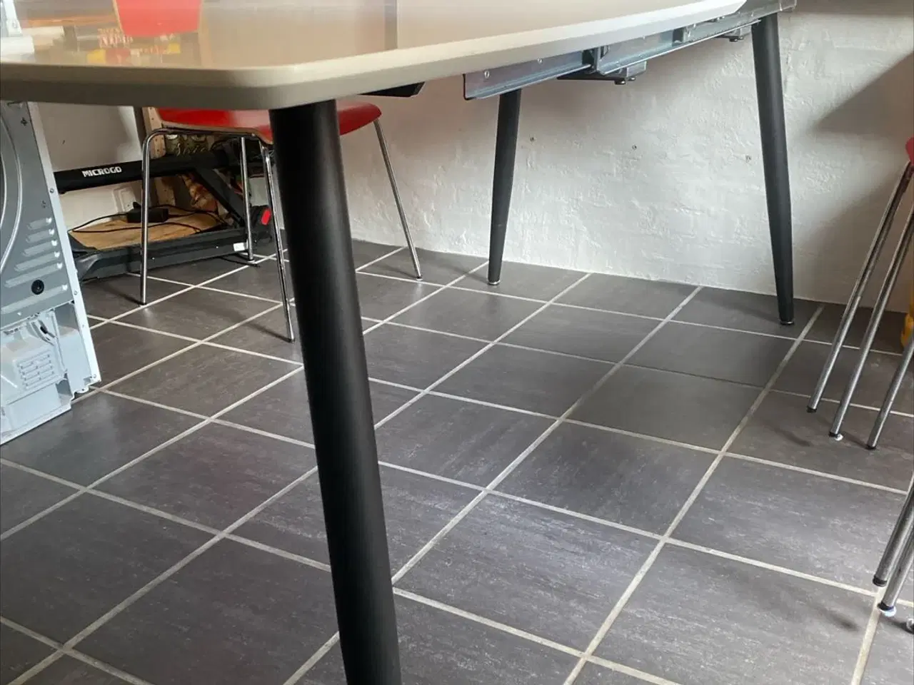 Billede 1 - Hvidt spisebord med tillægsplade