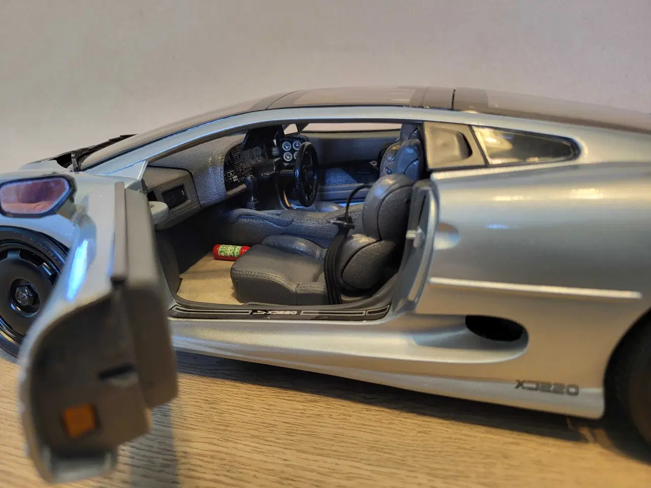 Billede 2 - Modelbil, Jaguar XJ220, skala 1/12