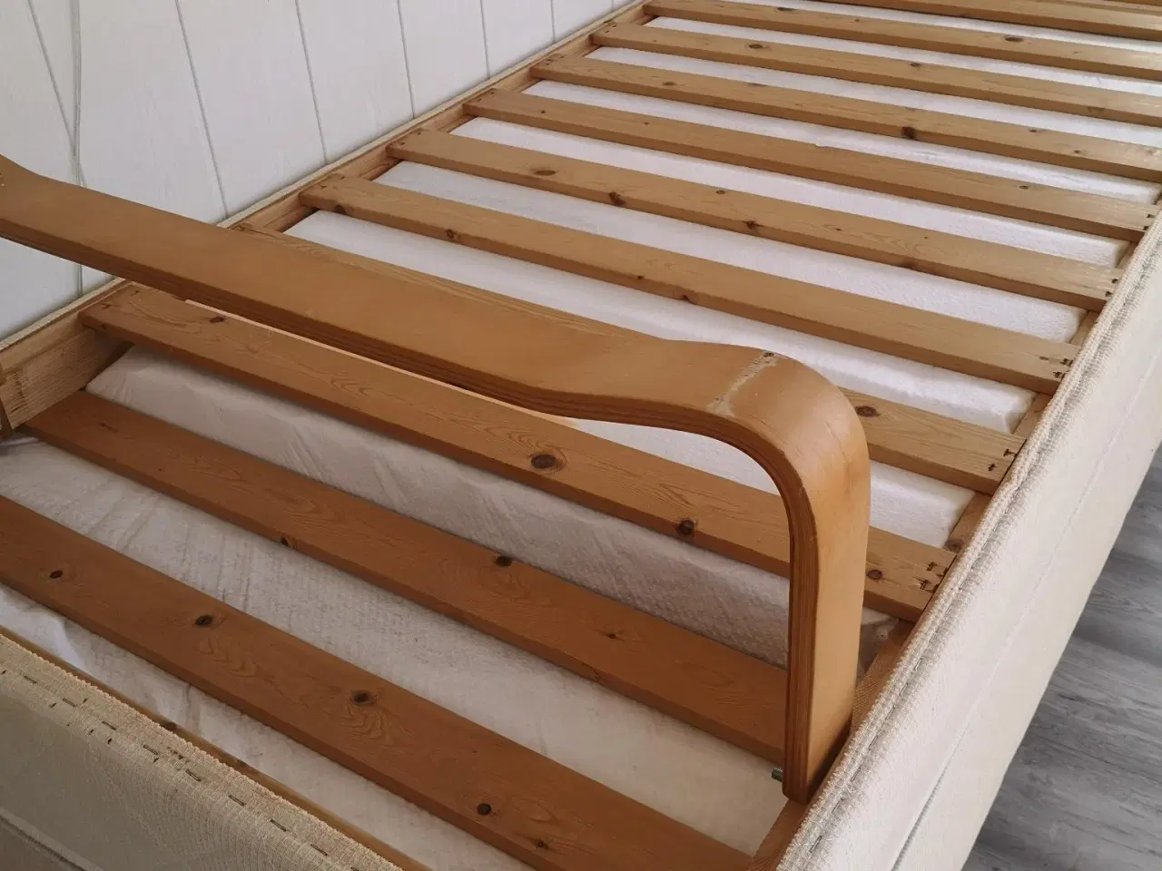 Billede 6 - 2 boksmadrasser med fine træfødder, 