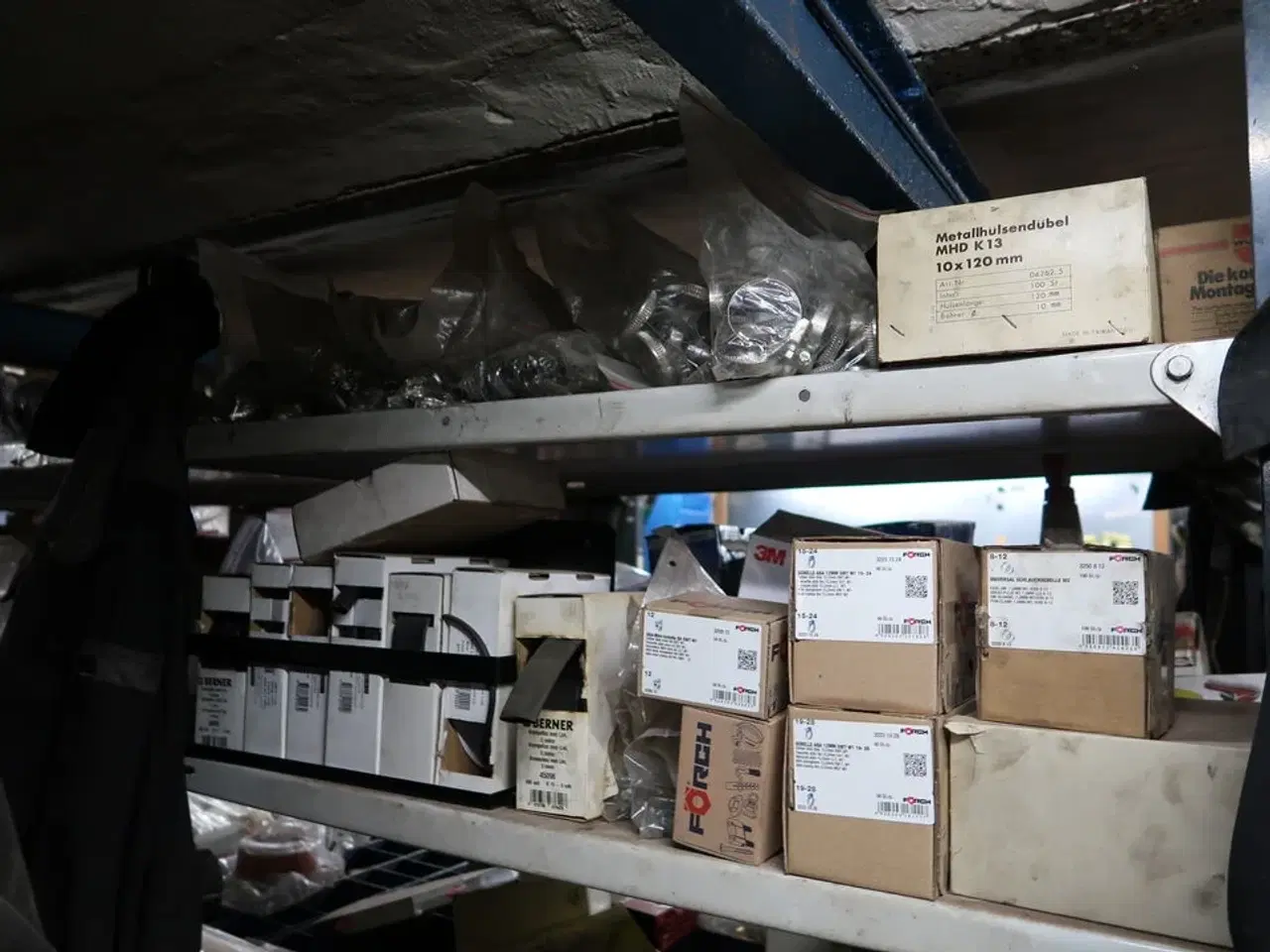 Billede 13 - Reol med div. Reservedele, værktøj m.m.