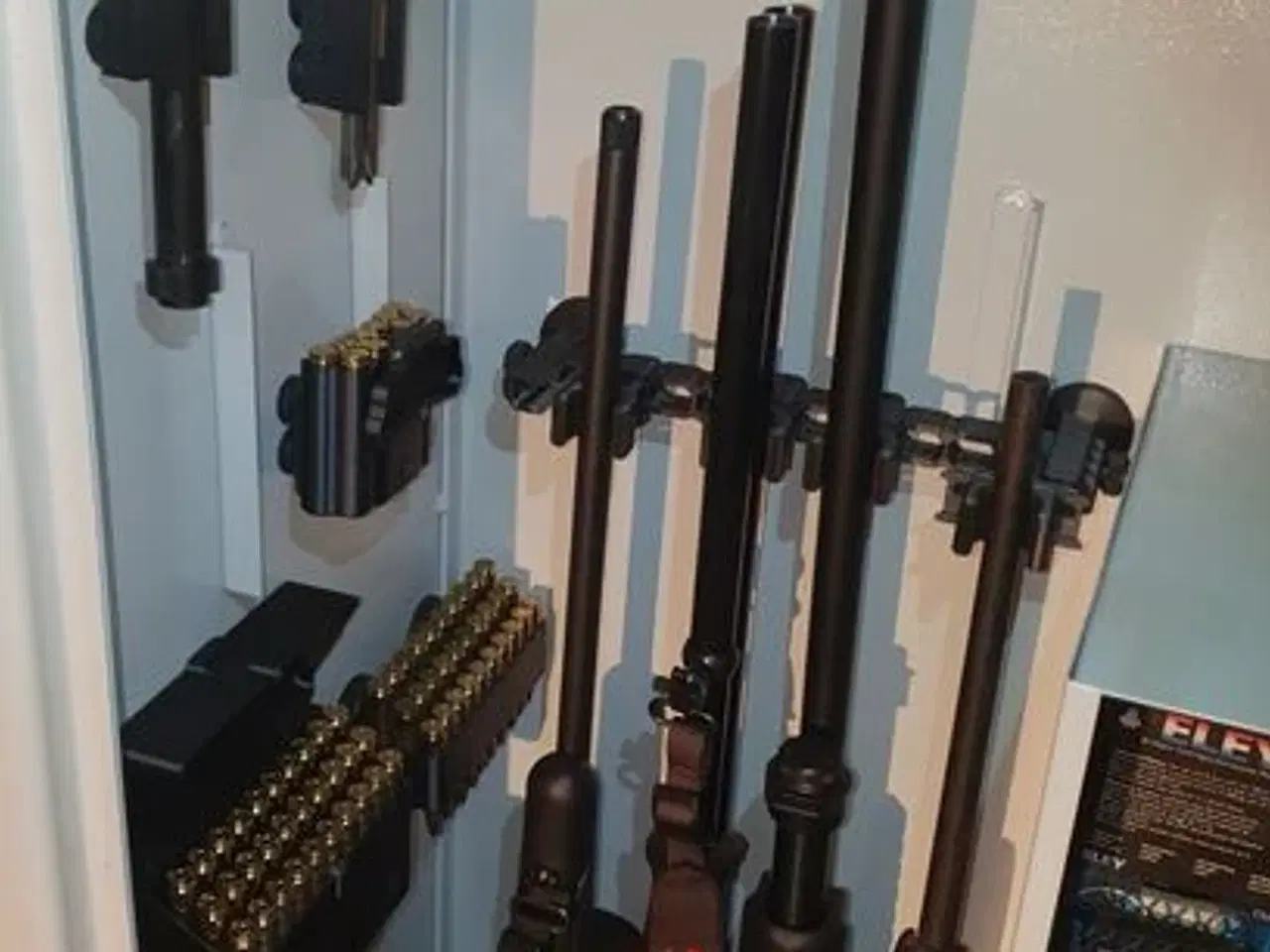 Billede 1 - Våbenholdere til våbenskab