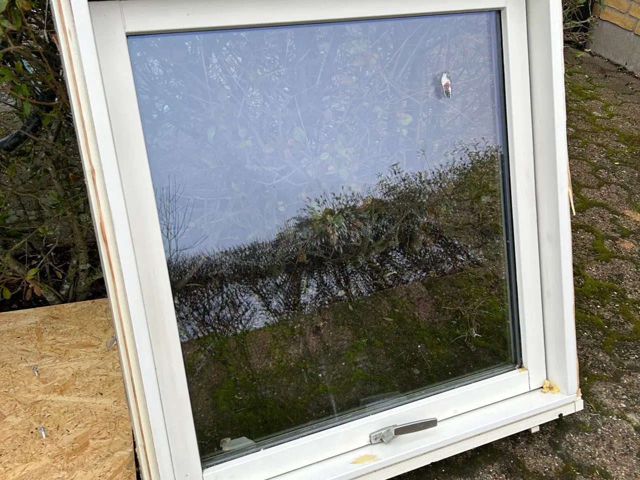 Billede 2 - Hvidmalede trævinduer bredde 89cm, højde 92cm.