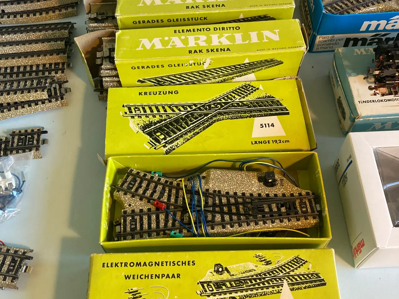 Billede 5 - Märklin Modeltog 2 lokomotiver, vogne, skinner mm