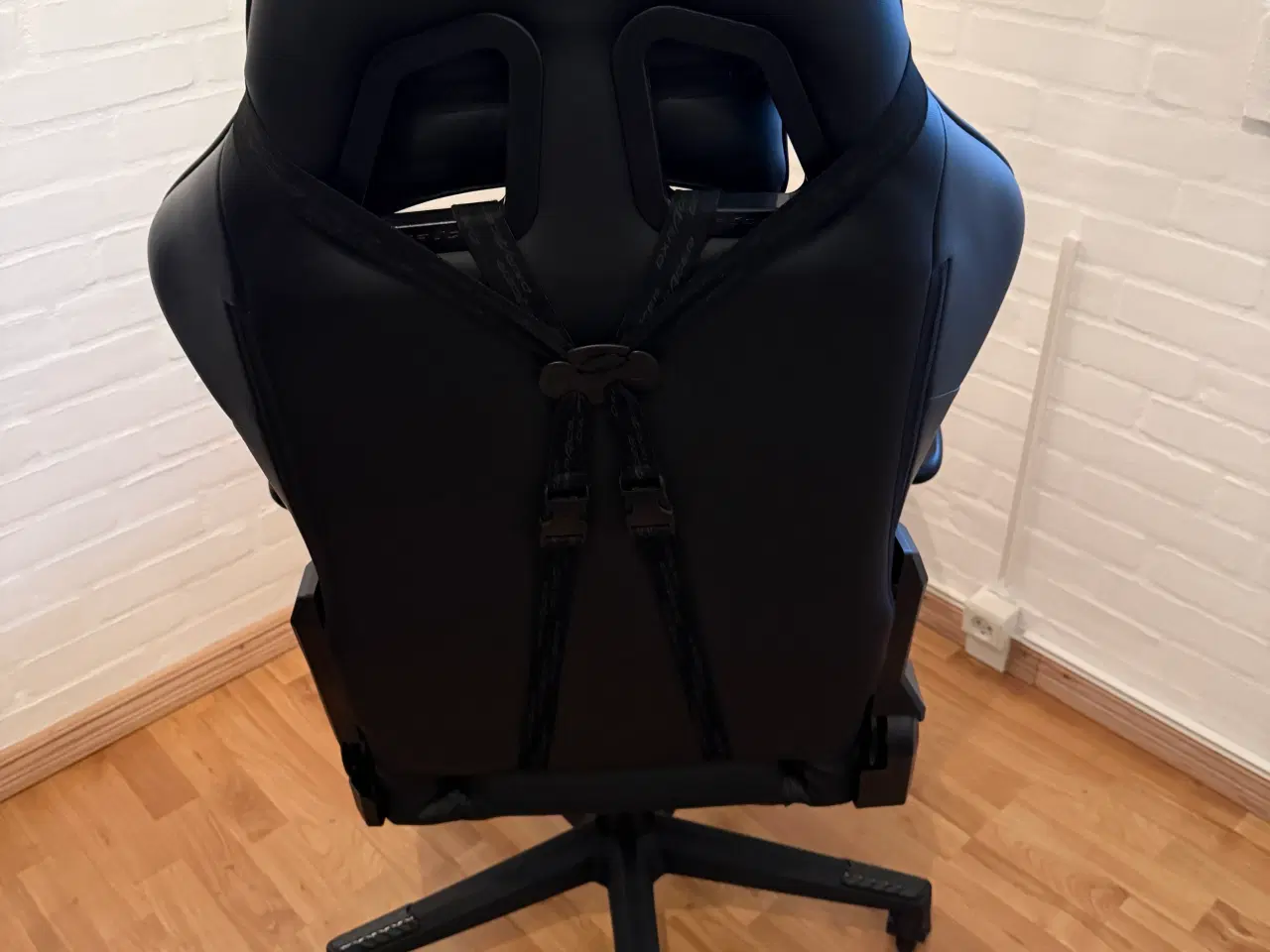 Billede 4 - Skrivebord med stol.