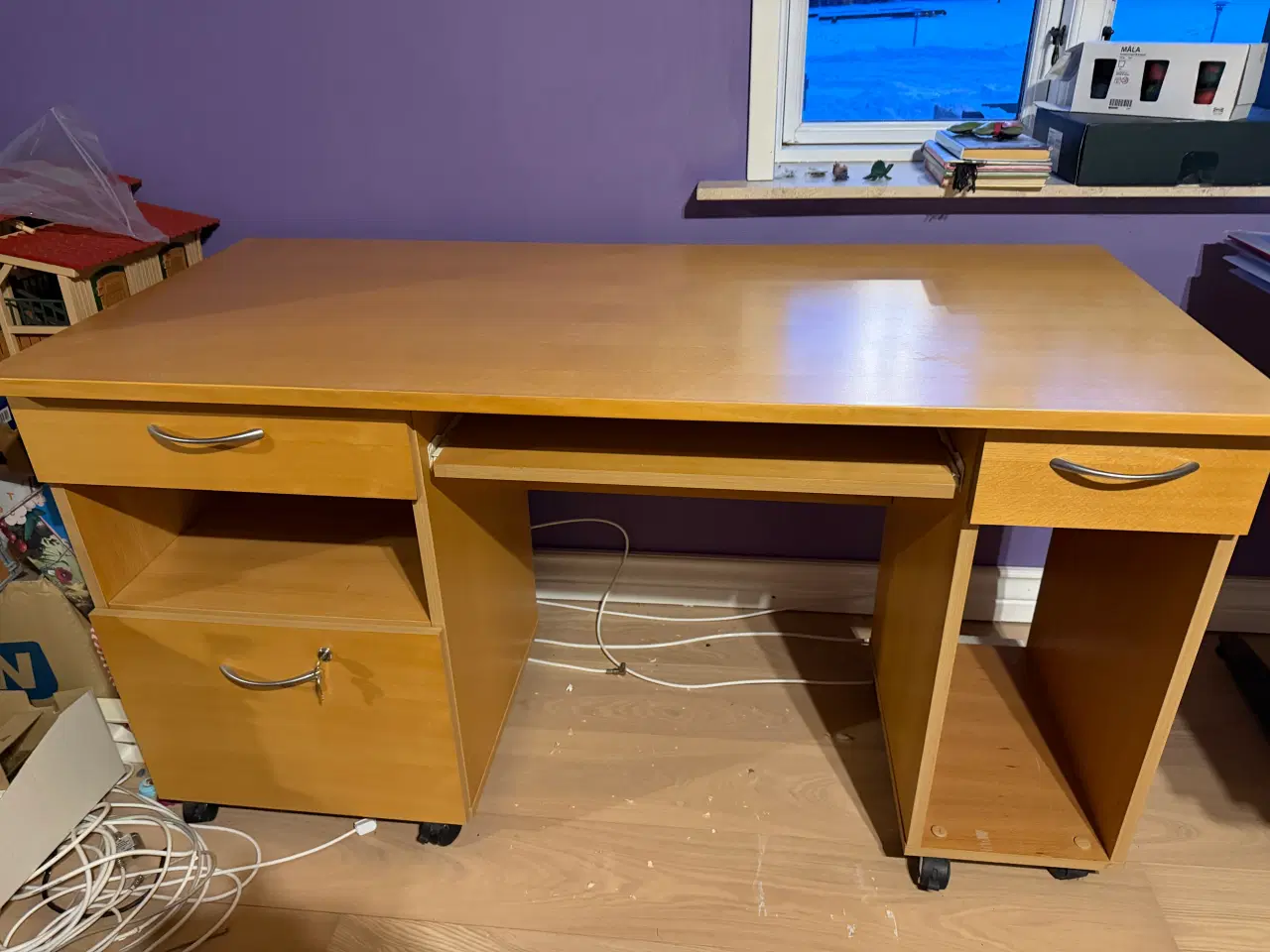 Billede 1 - Skrivebord med udtræk til tastatur 