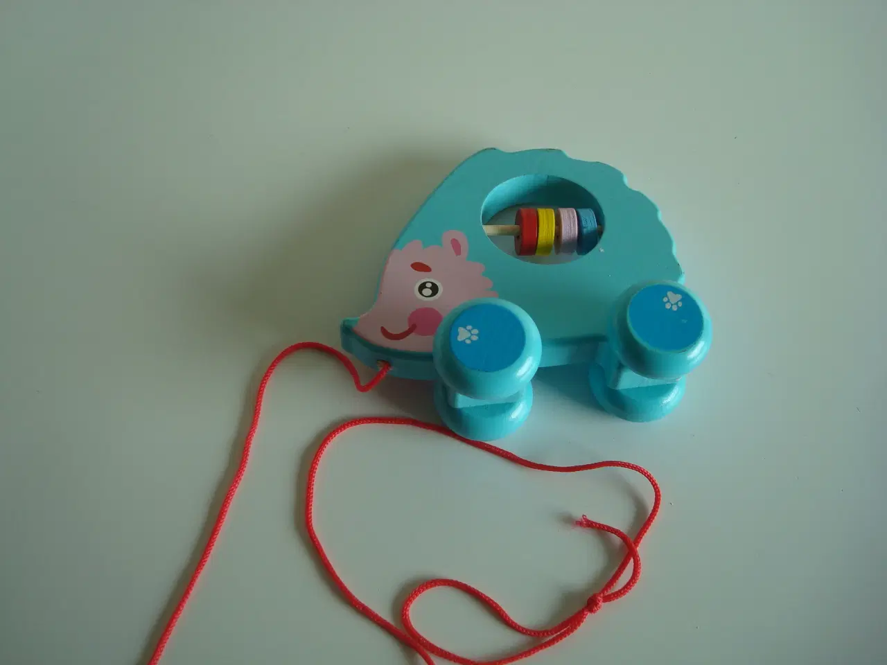 Billede 1 - Pindsvin på hjul og med snor legetøj