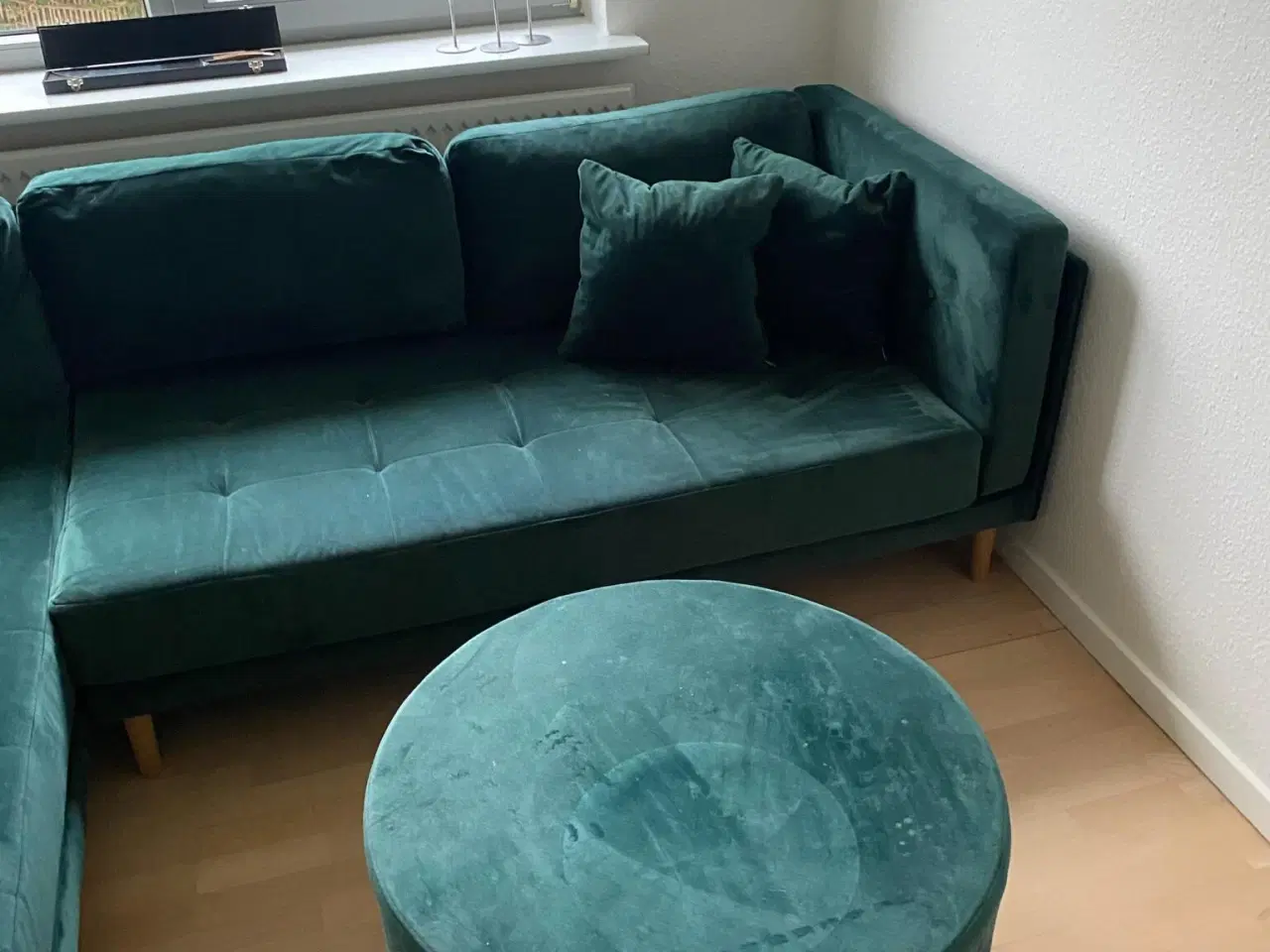 Billede 1 - Grøn velour sofa med chaiselong og puff
