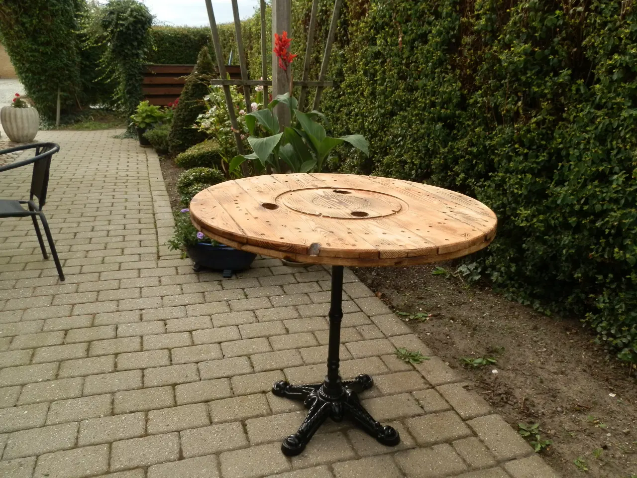Billede 4 - Kabeltromle Bord med Støbejernsfod og 2 stole