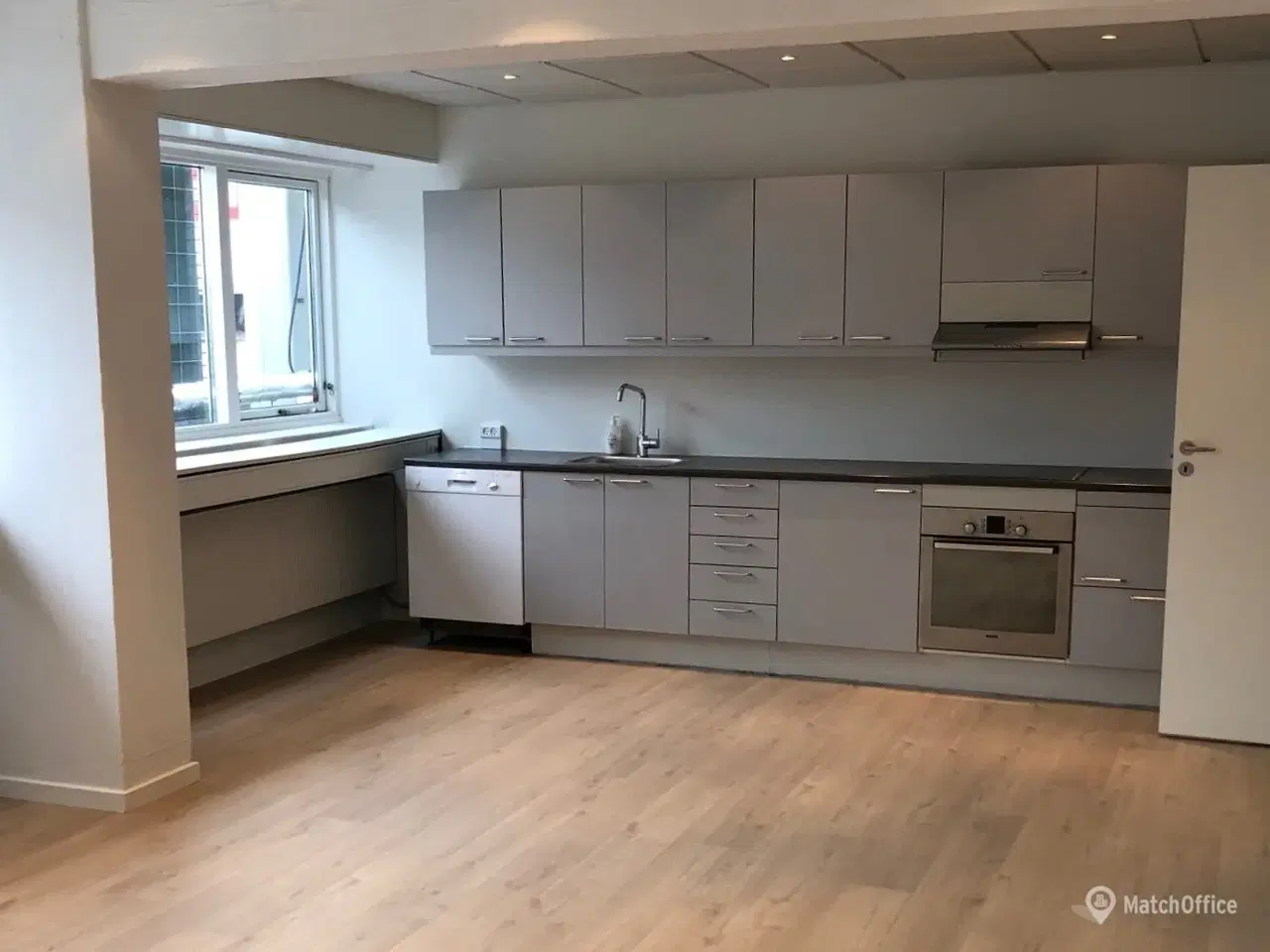 Billede 2 - Præsentabelt lagerlokale på i alt 335 m2