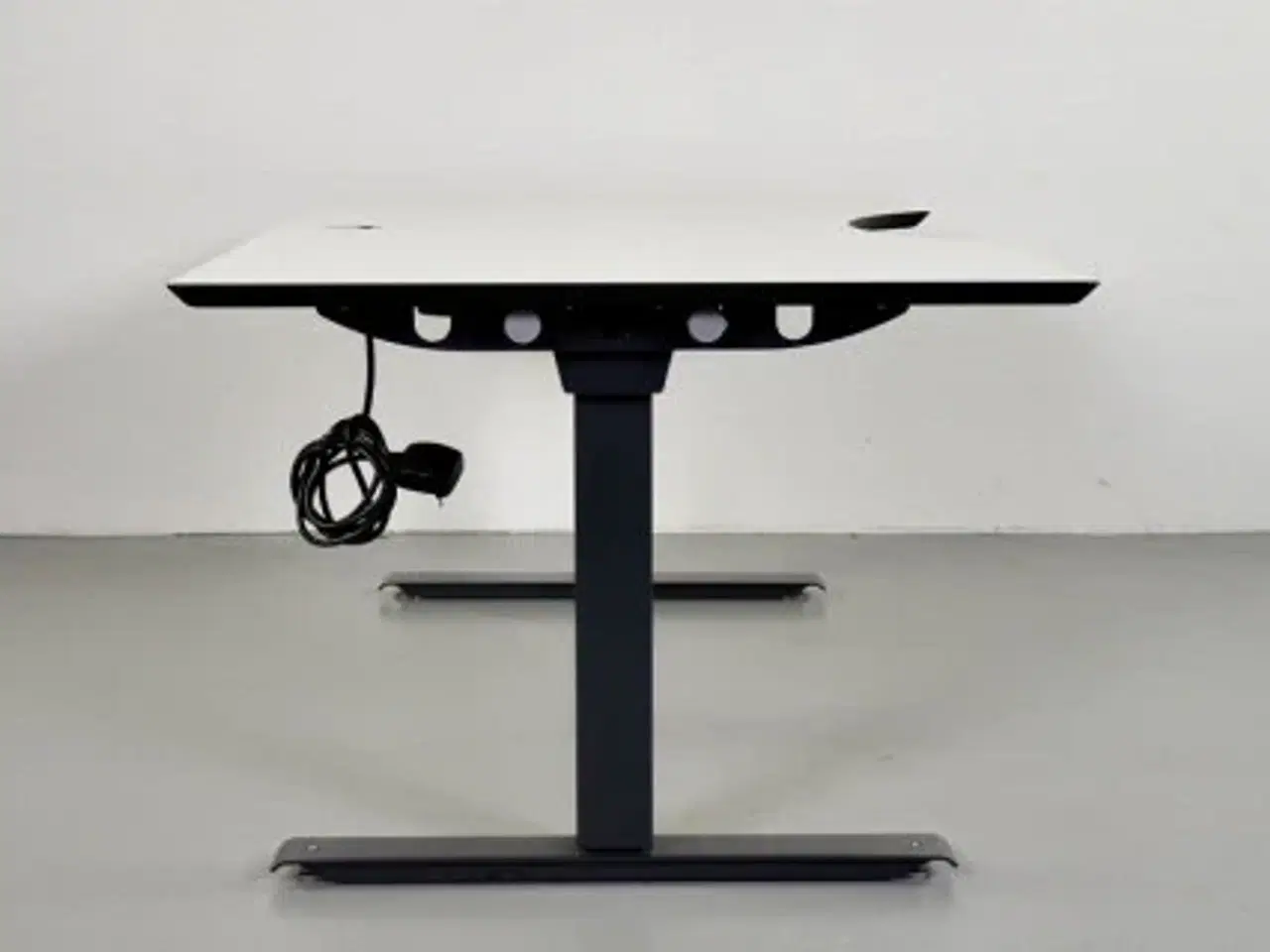 Billede 4 - Hæve-/sænkebord med ny hvid plade og på mørkegrå stel