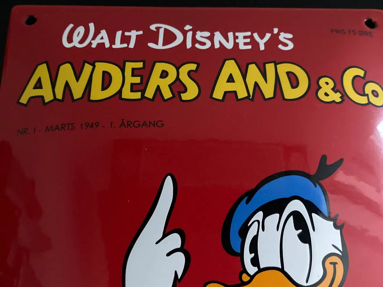 Billede 2 - Emaljeskilt af det første Anders And blad buet ski