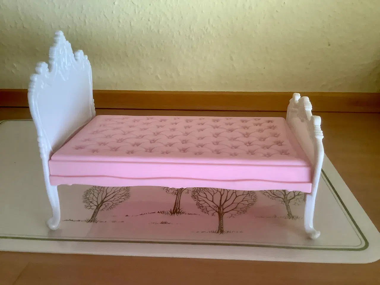 Billede 1 - Sød dukkeseng som passer til Barbie børn.