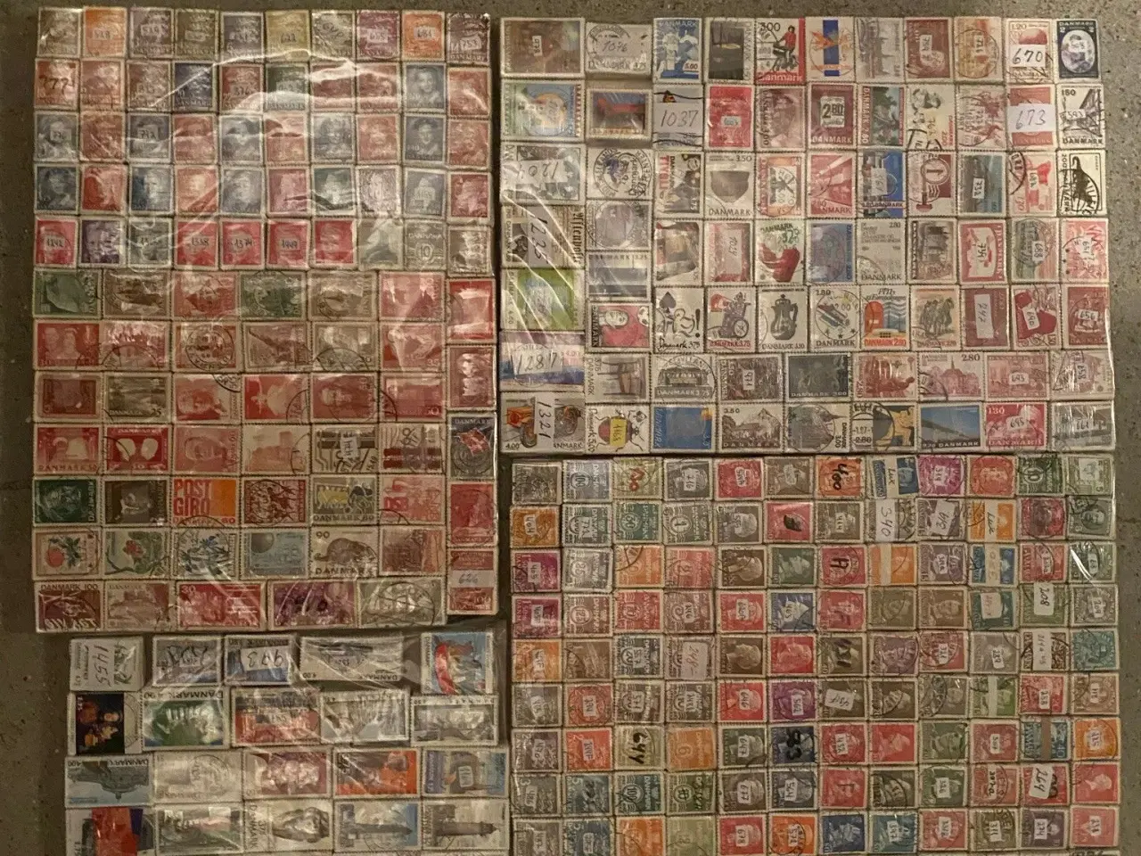 Billede 1 - Bundter danske frimærker