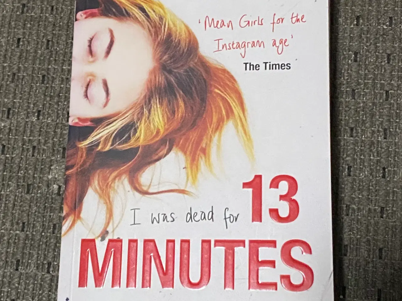 Billede 1 - “13 minutes” af Sarah Pinborough