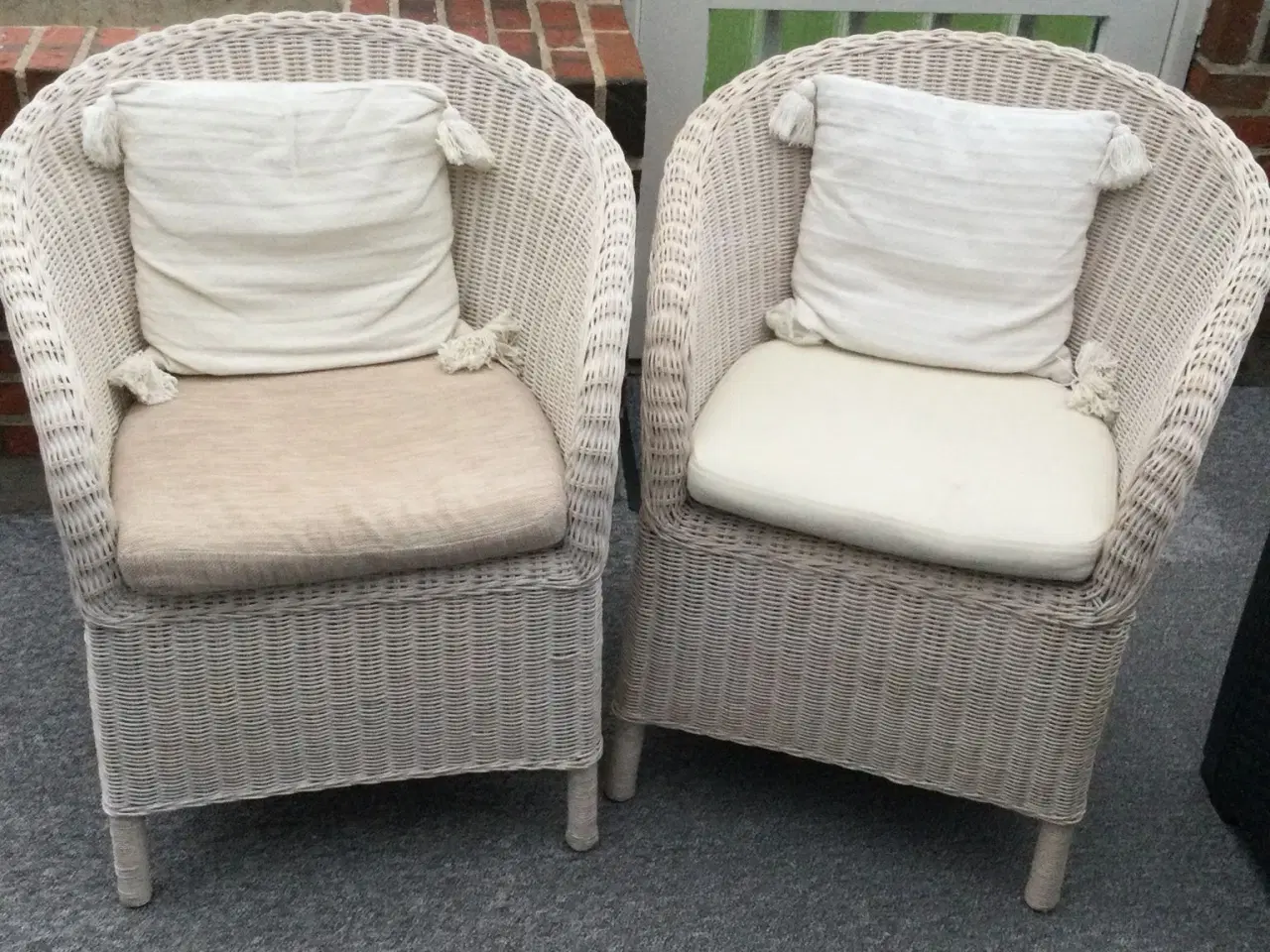 Billede 1 - To kurvestole og lille rundt glasbord