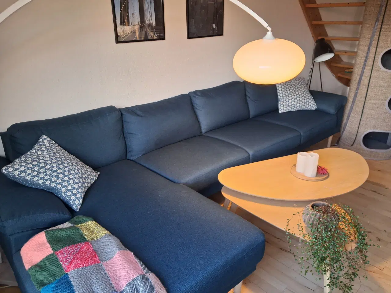 Billede 2 - Stor, blå sofa med venstrevendt chaiselong