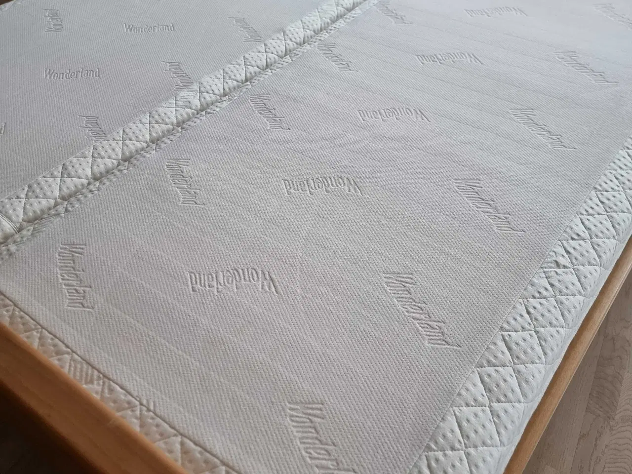 Billede 5 - Elevationsseng I massiv fyrtræsramme.