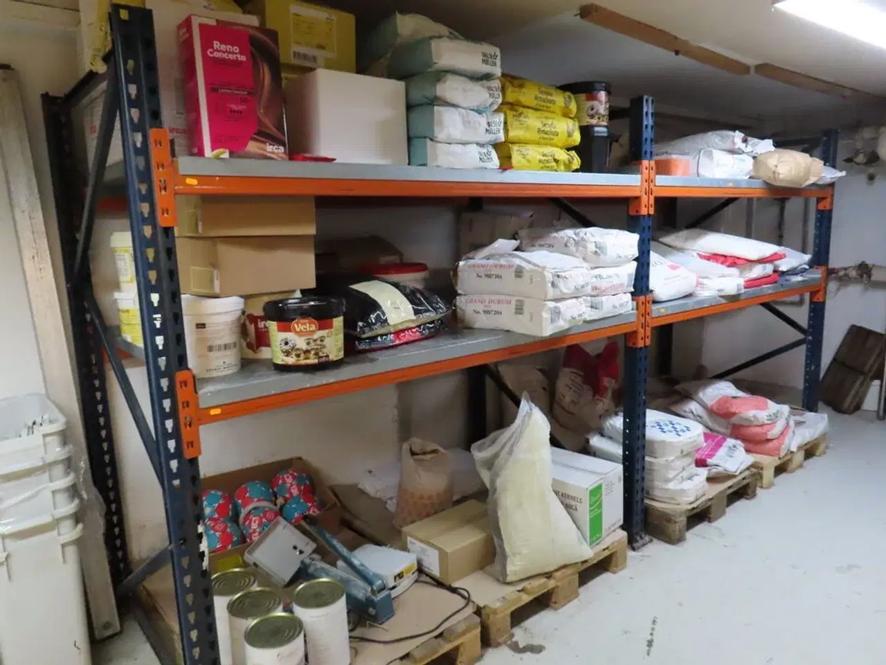 Billede 1 - Pallereol med indhold