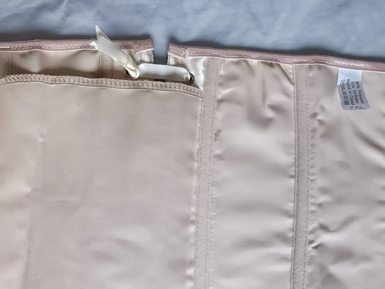 Billede 4 - Abrikos satin korset