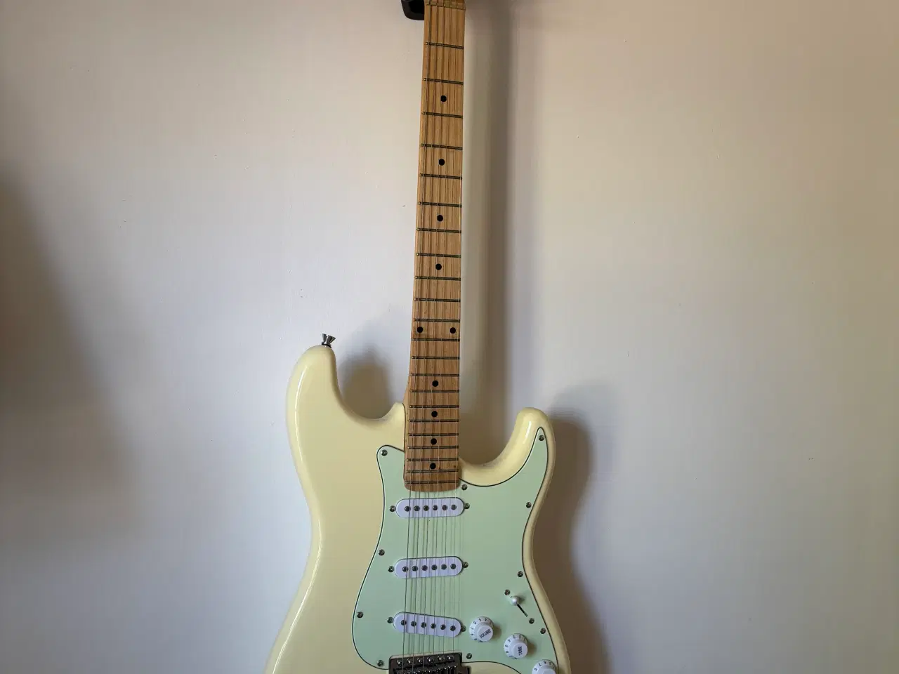 Billede 1 - Flot Beaton el-guitar og NUX forstærker